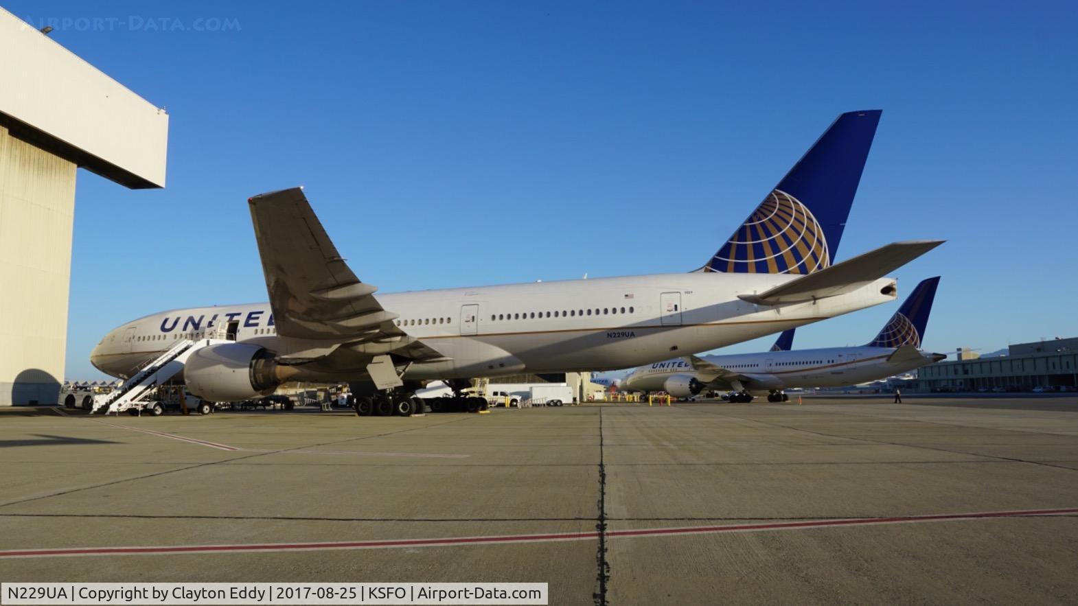 N229UA, 2002 Boeing 777-222 C/N 30557, SFO 2017.