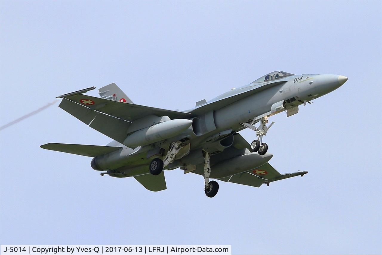 J-5014, McDonnell Douglas F/A-18C Hornet C/N 1359, Swiss Air Force McDonnell Douglas FA-18C Hornet, Short approach rwy 08, Landivisiau Naval Air Base (LFRJ) Tiger Meet 2017