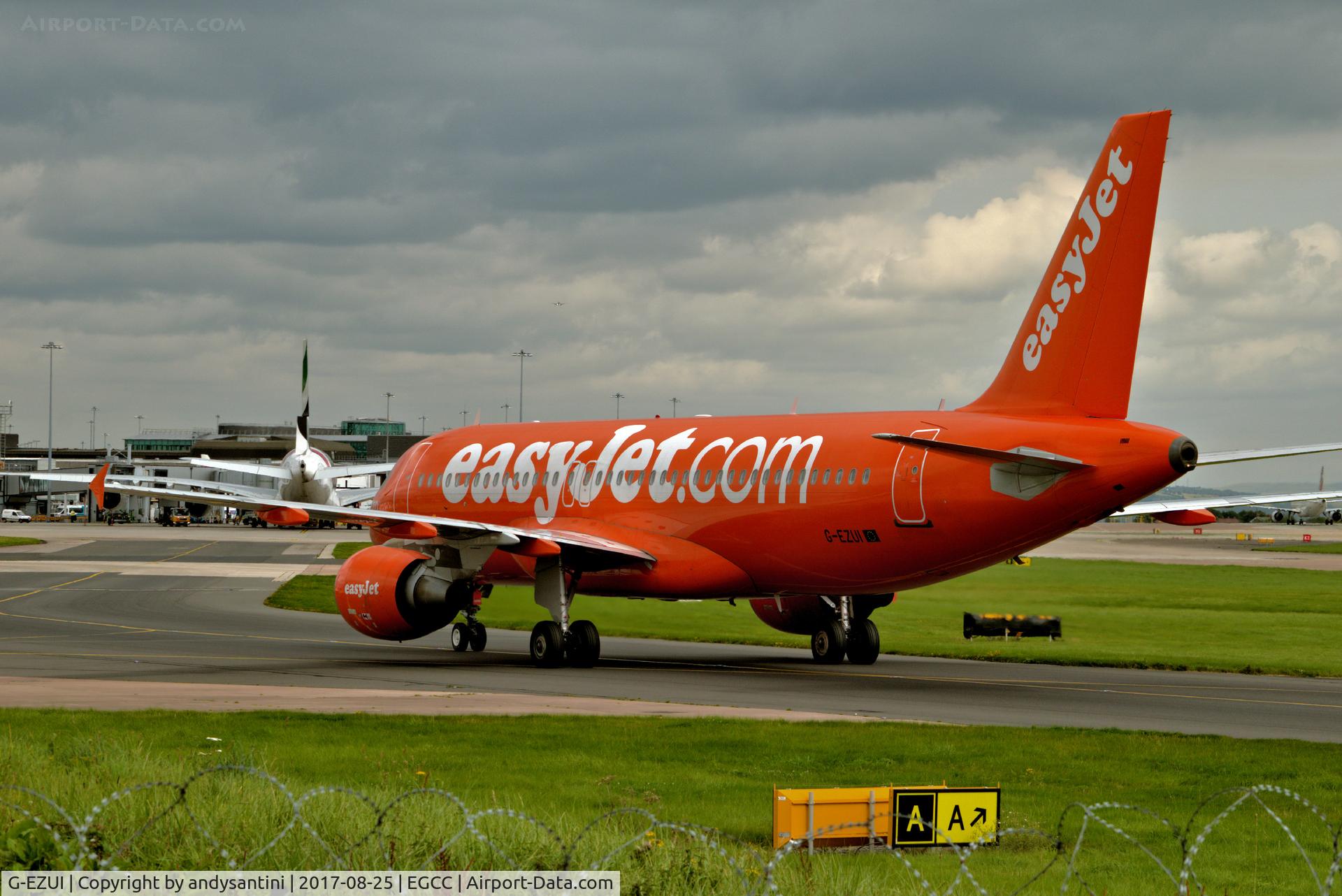 G-EZUI, 2011 Airbus A320-214 C/N 4721, taxing round to its gate/stand