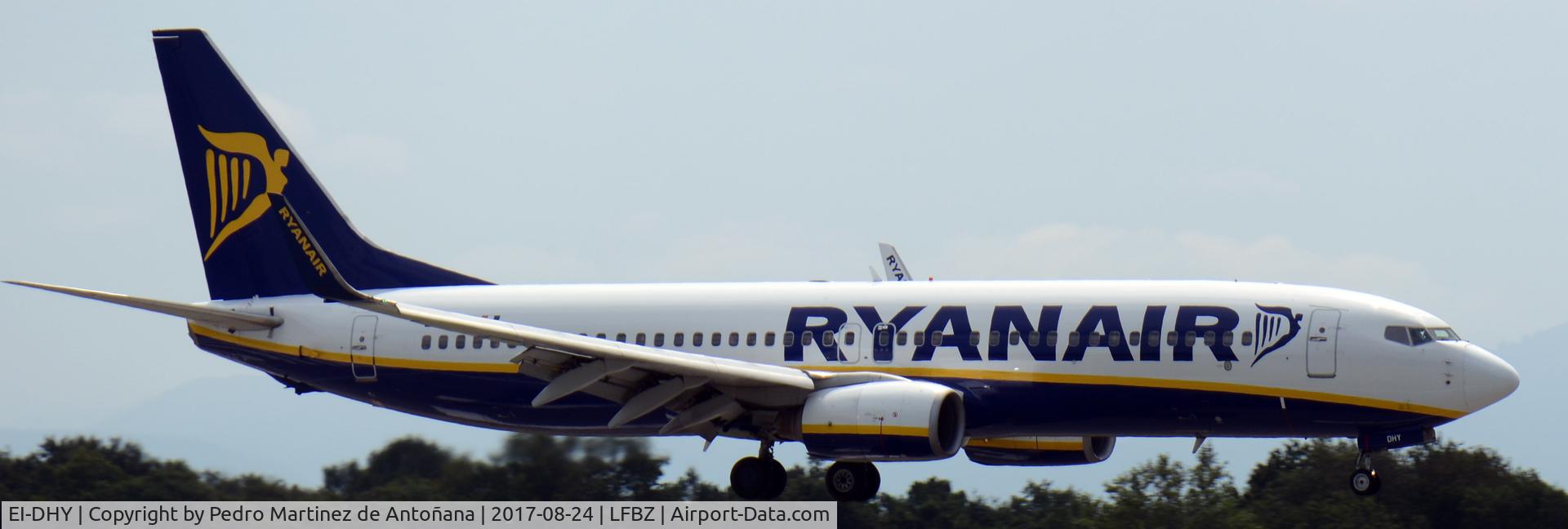 EI-DHY, 2005 Boeing 737-8AS C/N 33824, Aéroport  Biarritz-Anglet-Bayonne