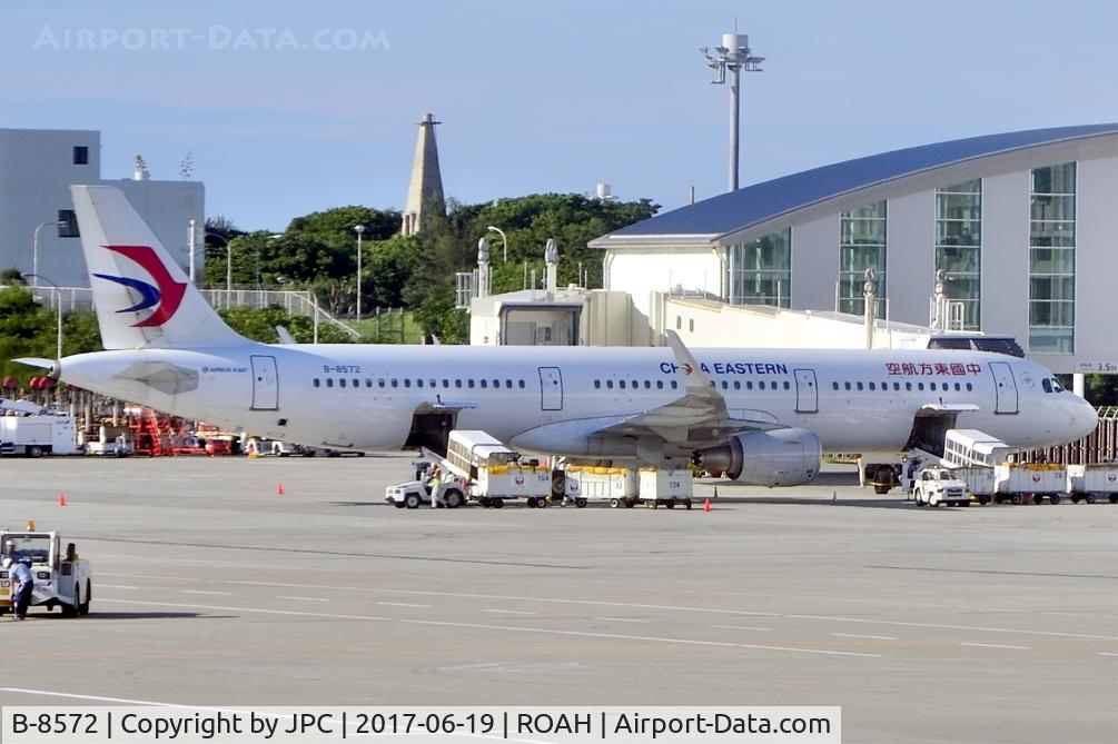 B-8572, 2016 Airbus A321-211 C/N 7254, Ready for departure, International Terminal