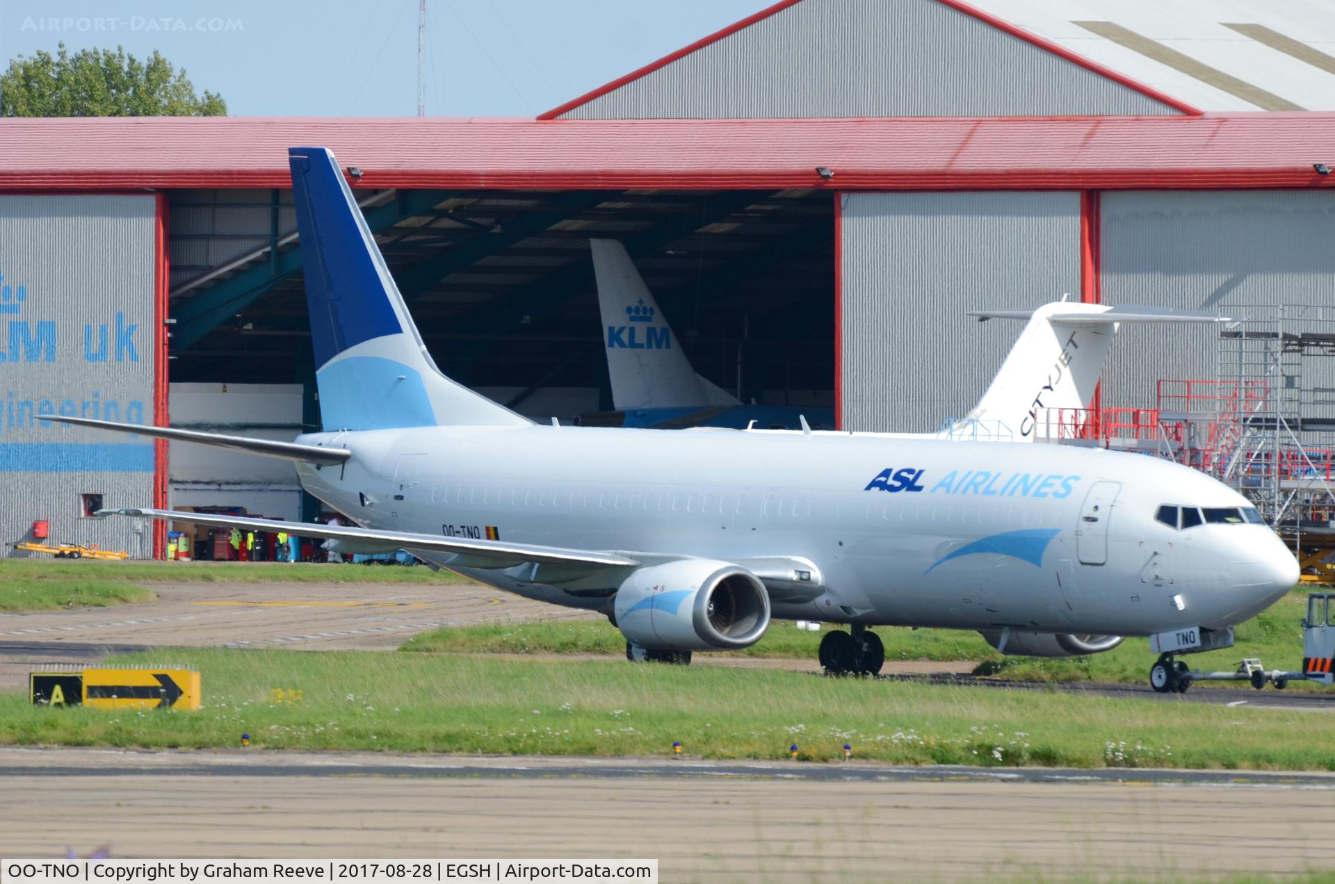 OO-TNO, 1997 Boeing 737-49R C/N 28881, Just out of spray.