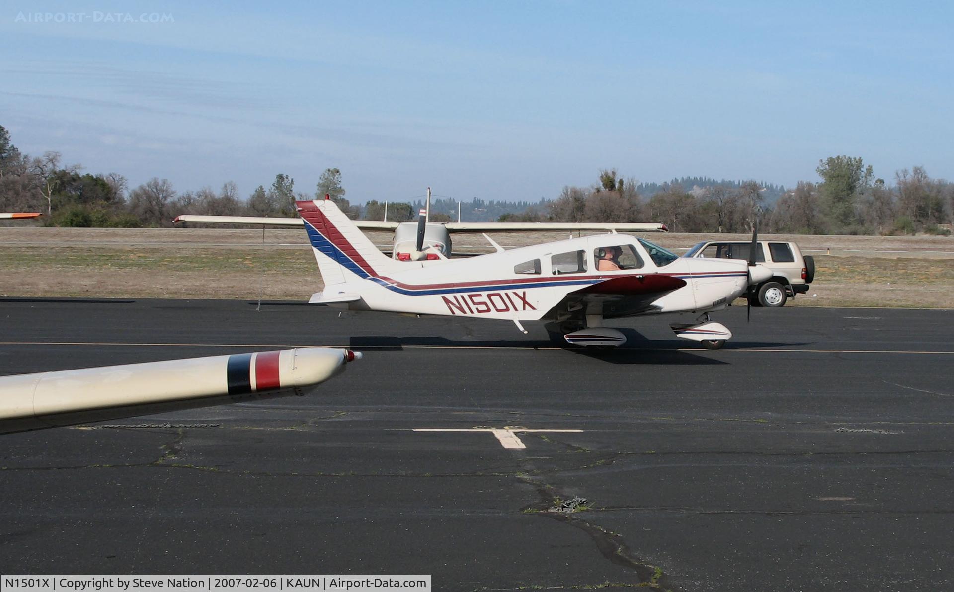 N1501X, 1975 Piper PA-28-180 Cherokee C/N 28-7505235, Locally-based 1975 Piper PA-28-180 Cherokee taxiing @ Auburn Municipal Airport, CA