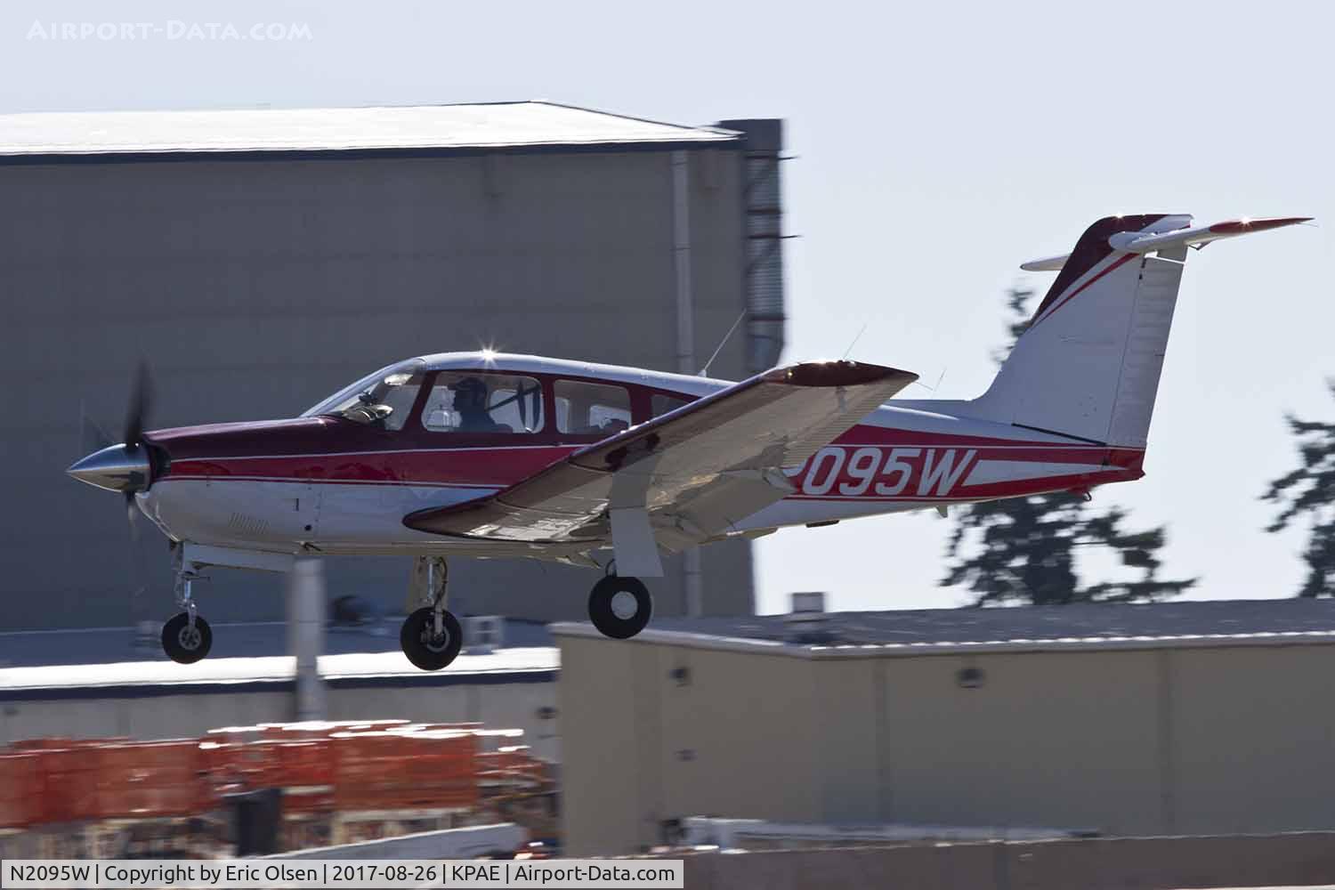 N2095W, 1979 Piper PA-28RT-201 Arrow IV C/N 28R-7918077, Piper PA-28 landing at KPAE.