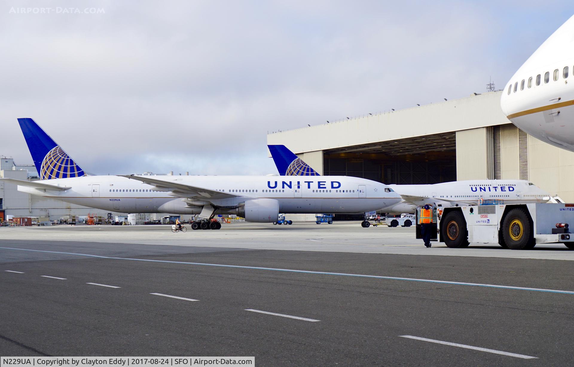 N229UA, 2002 Boeing 777-222 C/N 30557, Your in my way... SFO 2017.