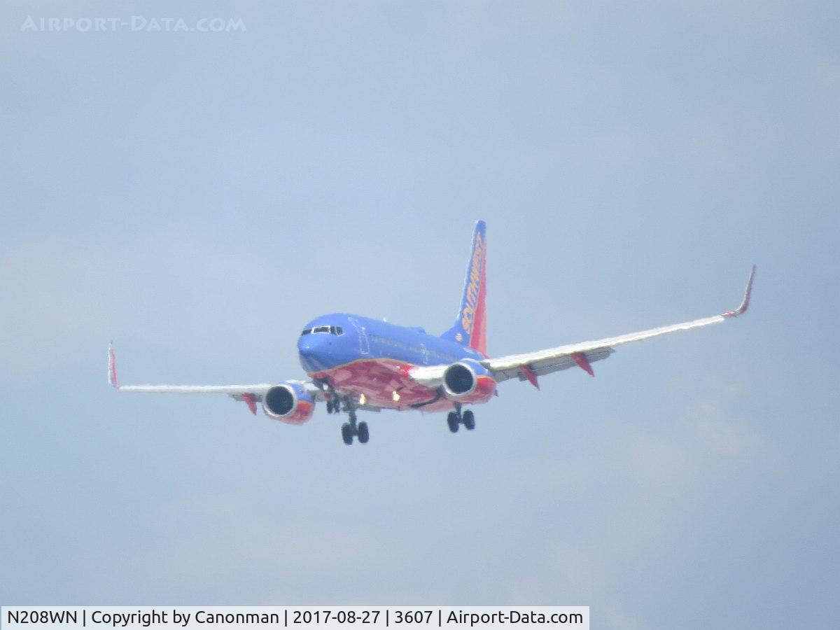 N208WN, 2005 Boeing 737-7H4 C/N 29856, Landing