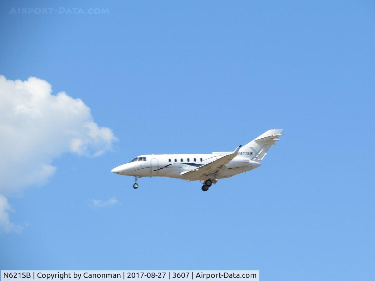 N621SB, 2001 Raytheon Hawker 800XP C/N 258531, Landing