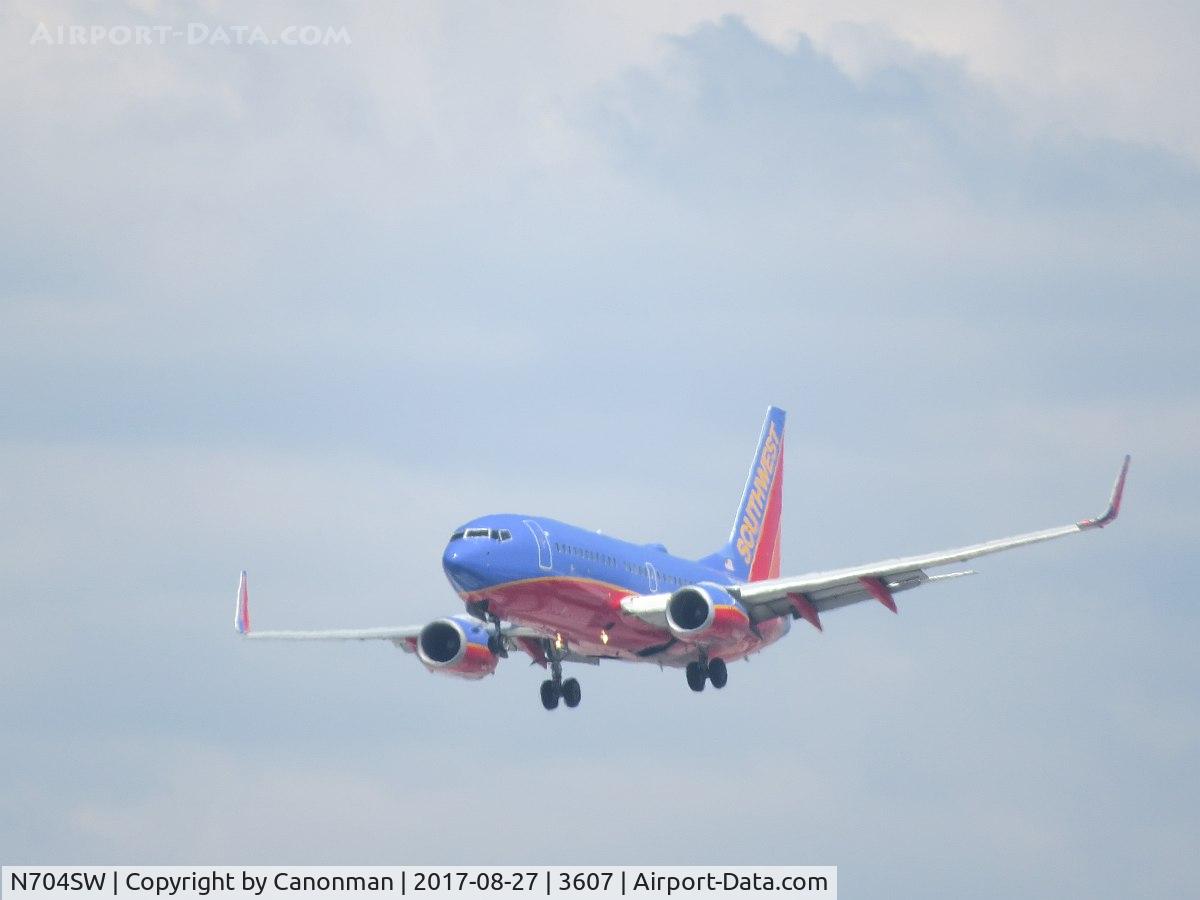 N704SW, 1998 Boeing 737-7H4 C/N 27838, Landing