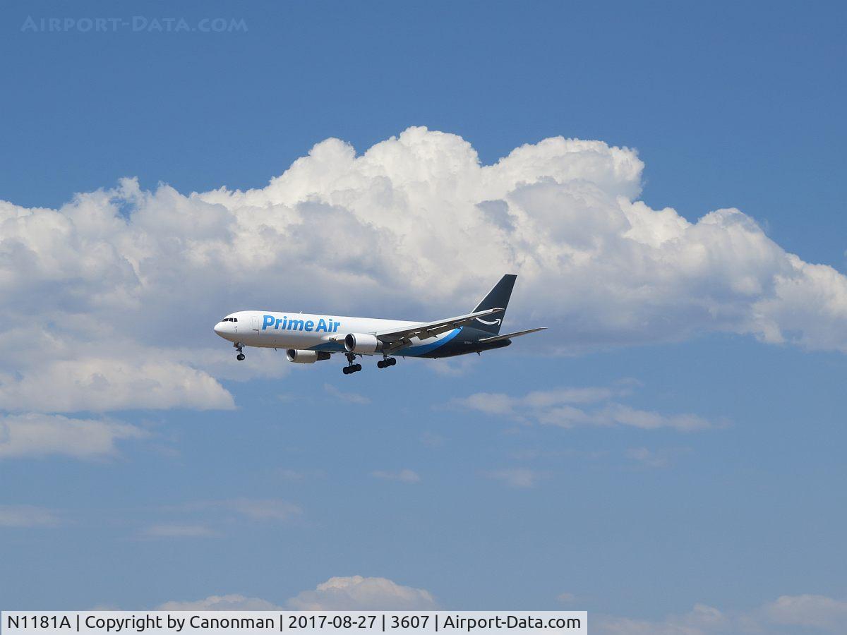 N1181A, 1993 Boeing 767-3Y0/ER C/N 26206, Landing