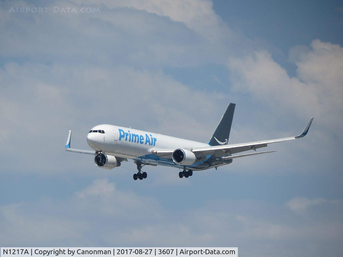 N1217A, 1992 Boeing 767-375F/ER C/N 25865, Landing