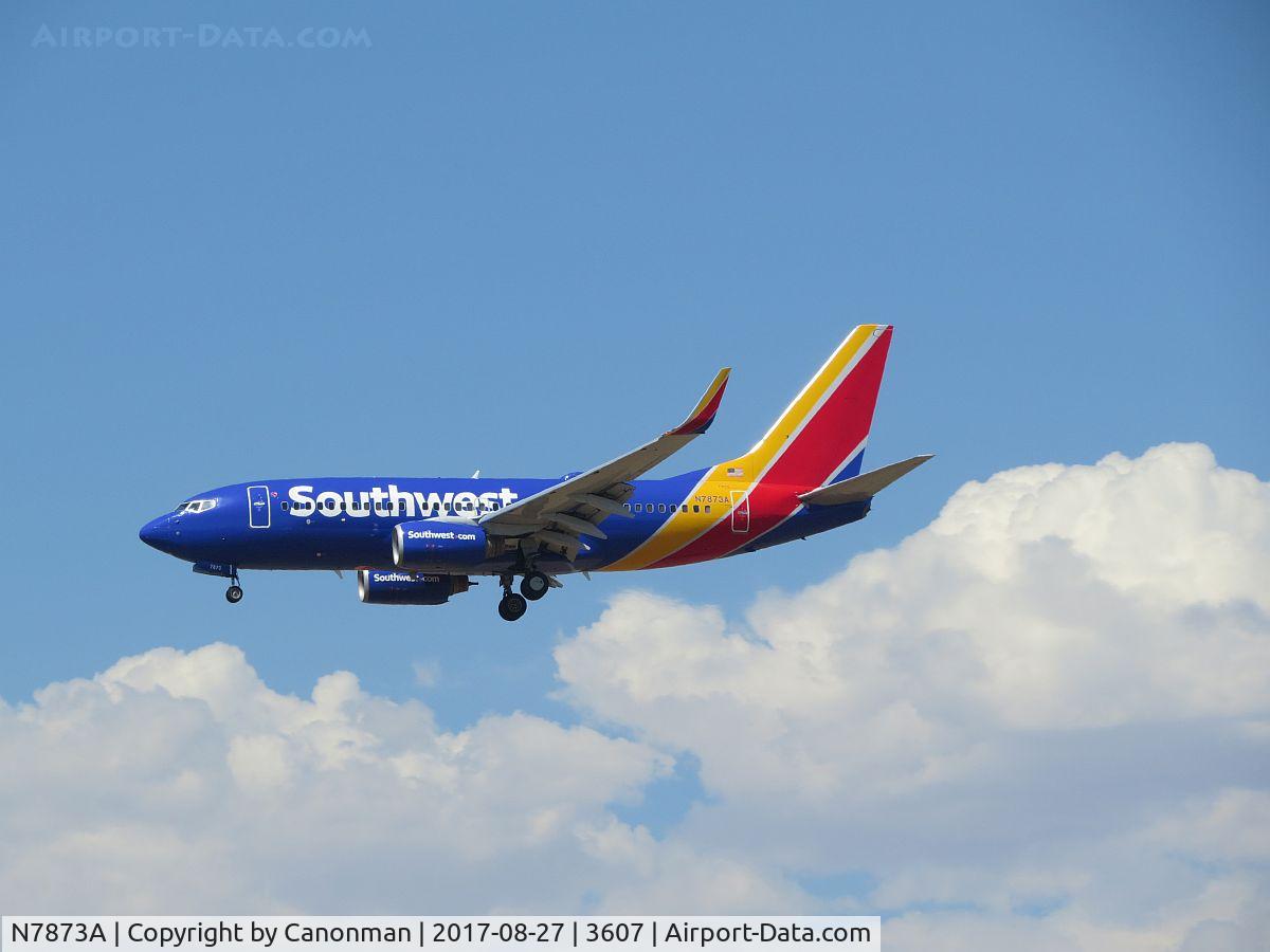 N7873A, 2004 Boeing 737-7Q8 C/N 29350, Landing