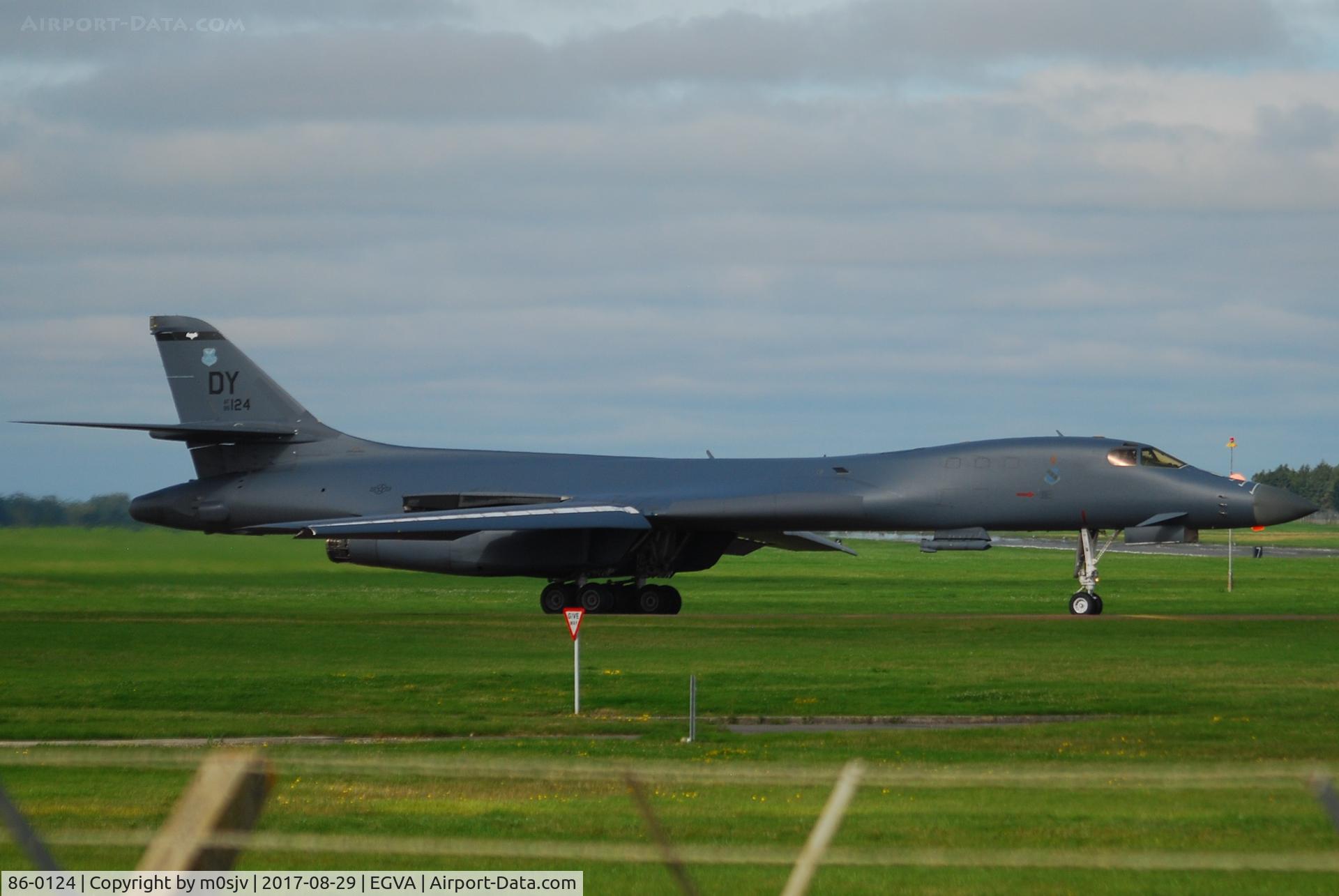 86-0124, 1986 Rockwell B-1B Lancer C/N 84, B1B LANCER TAXYING