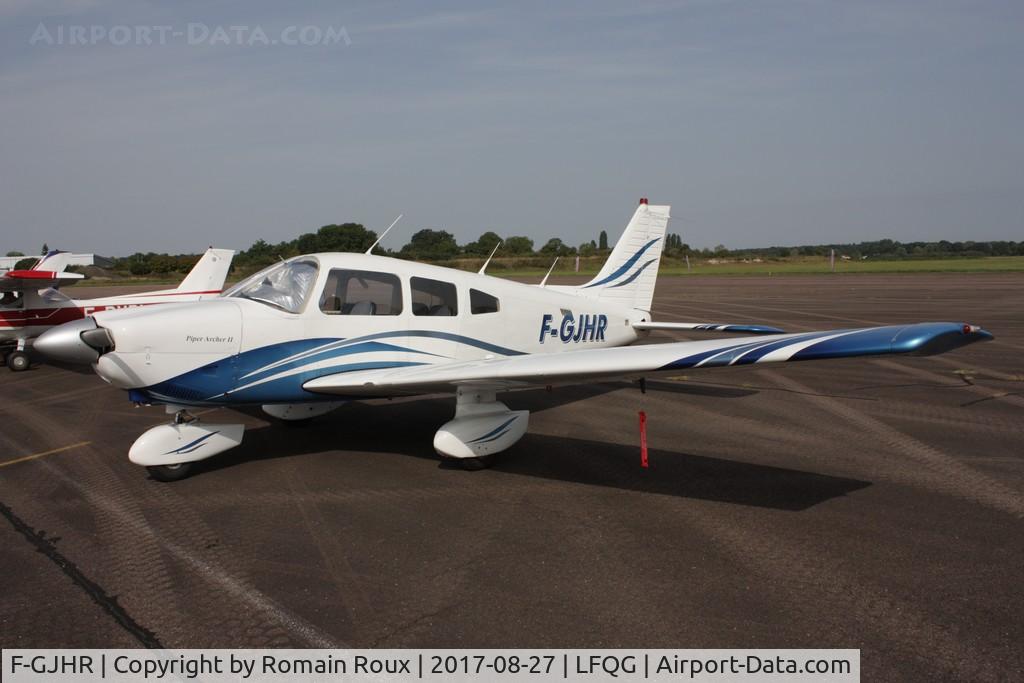 F-GJHR, Piper PA-28-181 Archer C/N 28-8090071, Parked