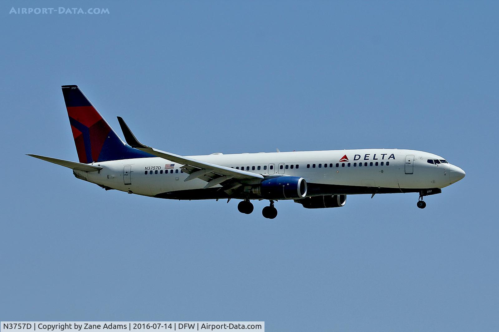 N3757D, 2001 Boeing 737-832 C/N 30813, Arriving at DFW Airport