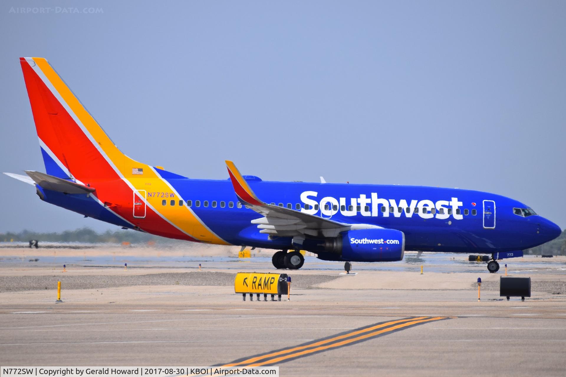 N772SW, 2000 Boeing 737-7H4 C/N 27880, Taxiing to the gate.