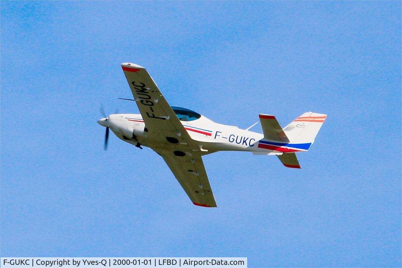 F-GUKC, Grob G-120A-F C/N 85037, Grob G-120A-F, Take off rwy 23, Bordeaux-Mérignac airport Air Base (LFBD-BOD) Open day 2017