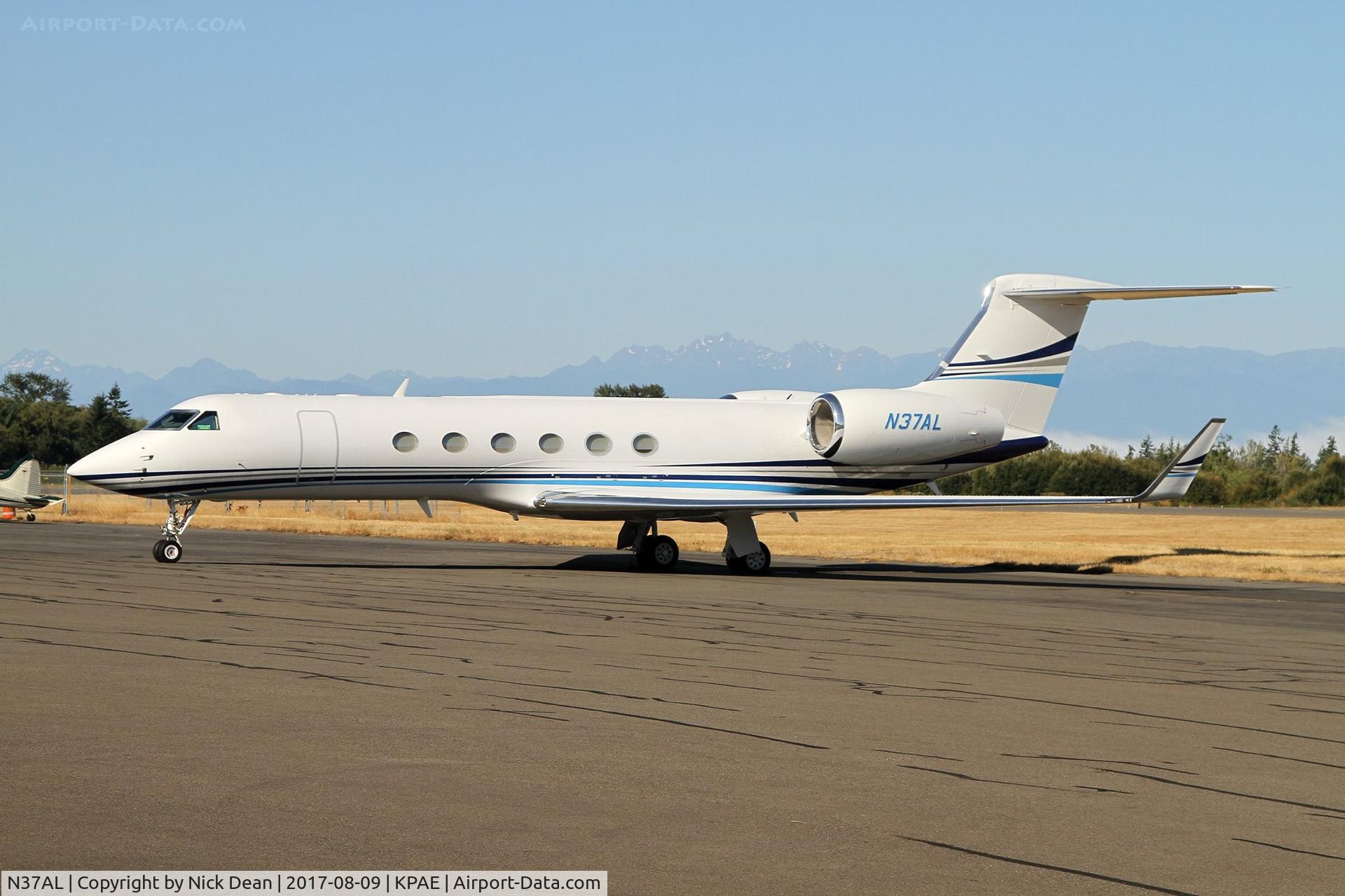 N37AL, 2000 Gulfstream Aerospace G-V C/N 605, KPAE