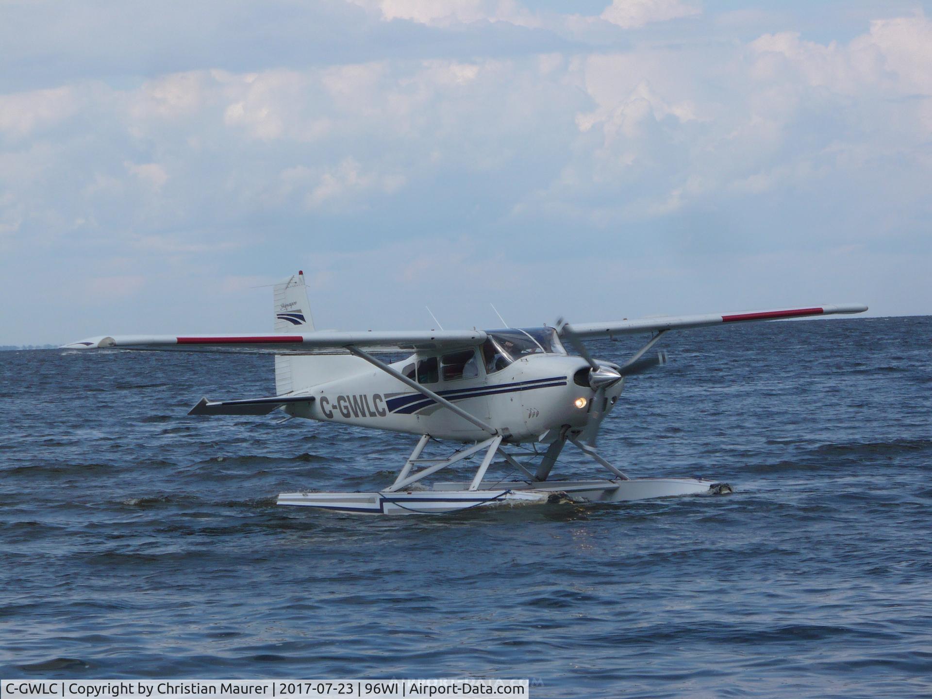 C-GWLC, Cessna TU206G Turbo Stationair Turbo Stationair C/N U20605799, Turbo Station Air with Landing light and Rotating beacon on.