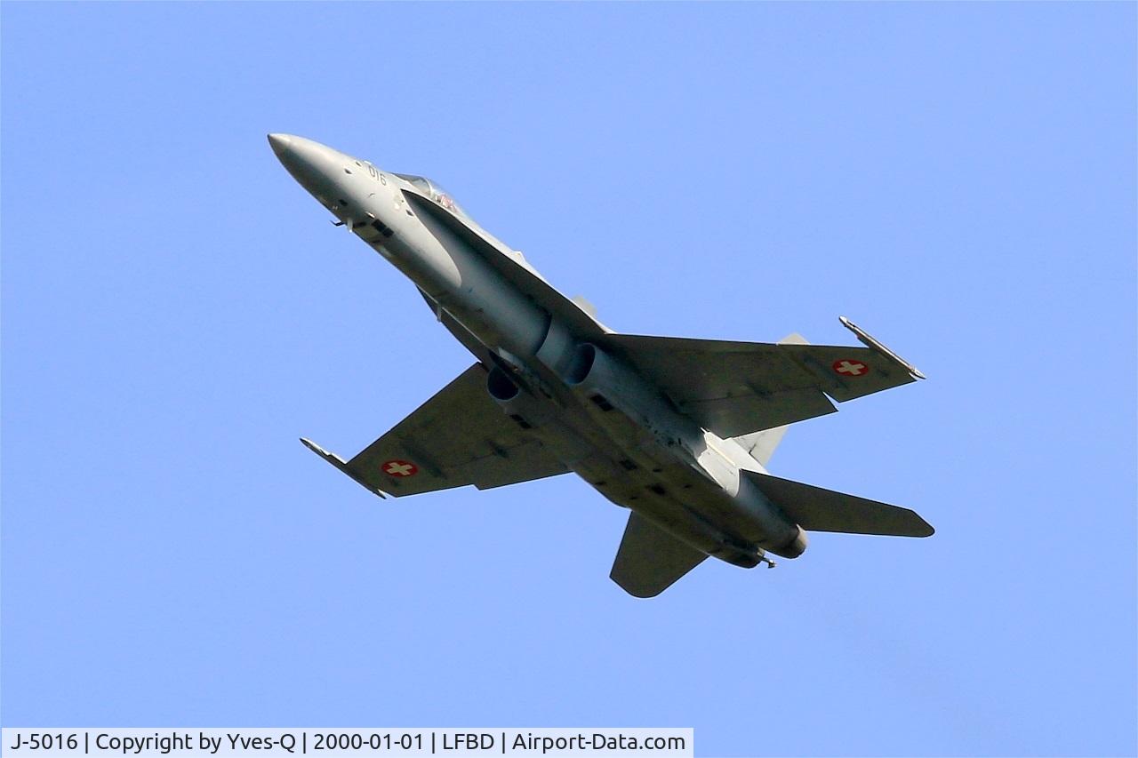 J-5016, 2001 McDonnell Douglas F/A-18C Hornet C/N 1363, Swiss Air Force McDonnell Douglas FA-18C Hornet, Take off rwy 23, Bordeaux-Mérignac airport Air Base 106 (LFBD-BOD) Open day 2017