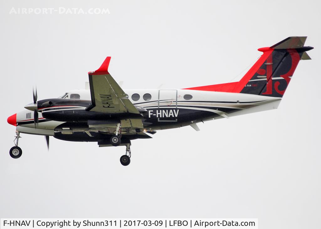 F-HNAV, 2013 Beechcraft B200GT King Air C/N BY-175, Landing rwy 32L