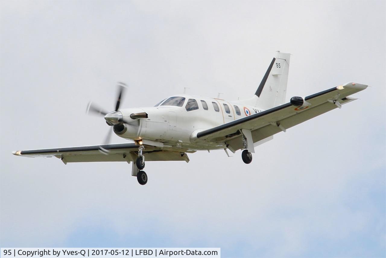 95, Socata TBM-700A C/N 95, Socata TBM-700A, Short approach rwy 23, Bordeaux-Mérignac airport (LFBD-BOD)