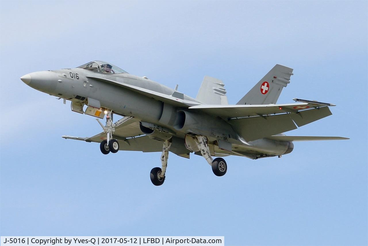 J-5016, 2001 McDonnell Douglas F/A-18C Hornet C/N 1363, Swiss Air Force McDonnell Douglas FA-18C Hornet, Short approach rwy 23, Bordeaux-Mérignac airport (LFBD-BOD)