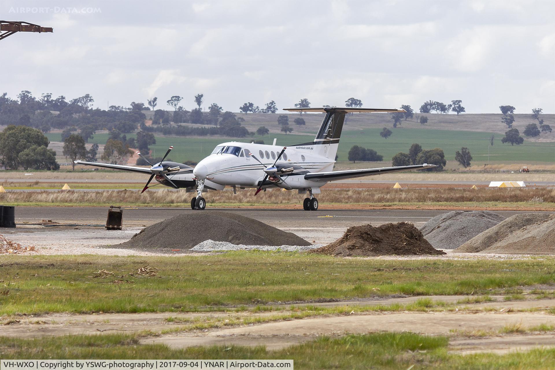 VH-WXO, 1982 Beech B200 King Air C/N BB-1019, Austrek Air Charter (VH-WXO) Beechcraft B200 Super King Air at Narrandera Airport