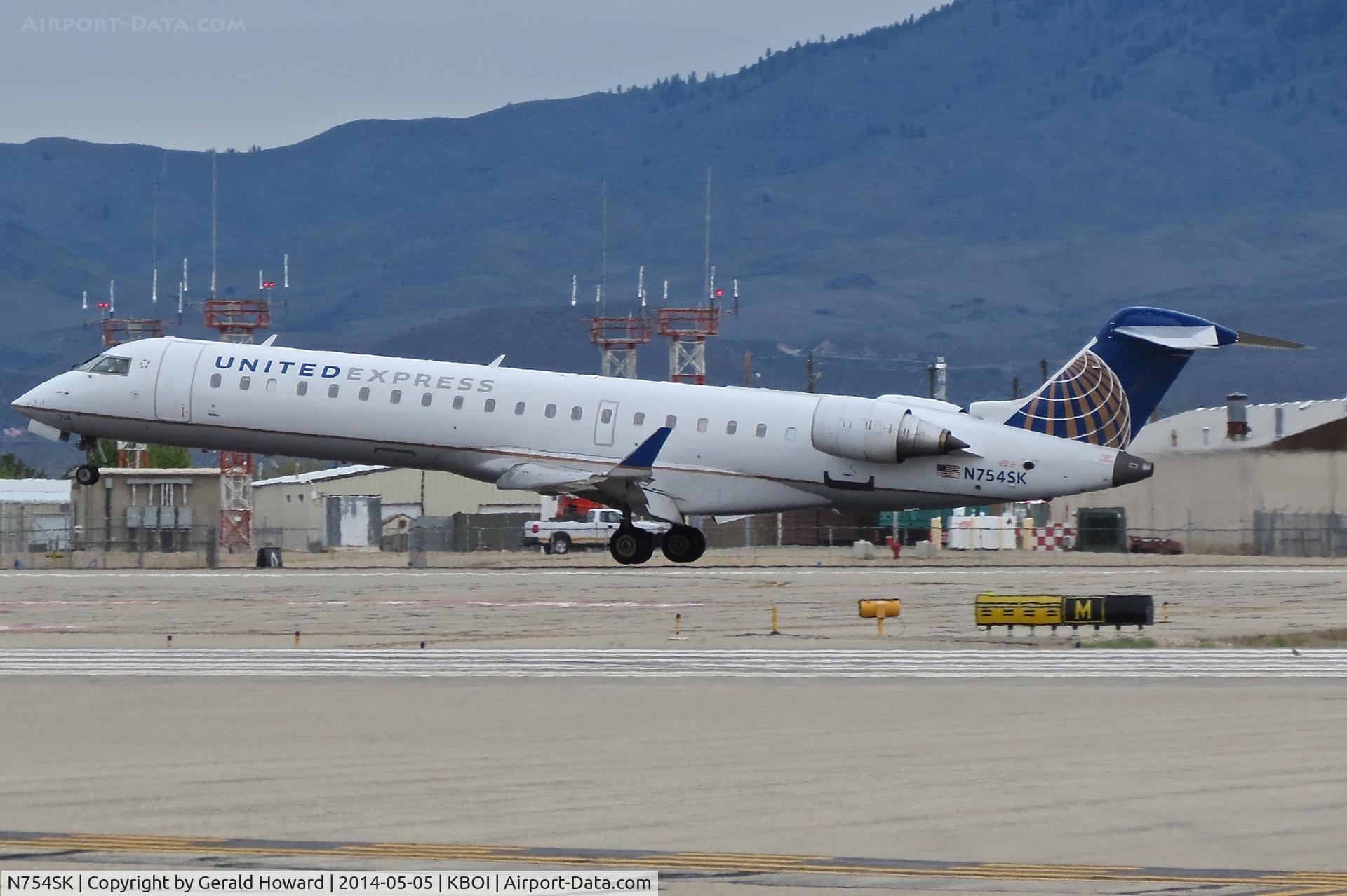 N754SK, 2005 Bombardier CRJ-701 (CL-600-2C10) Regional Jet C/N 10215, Landing RWY 28R.