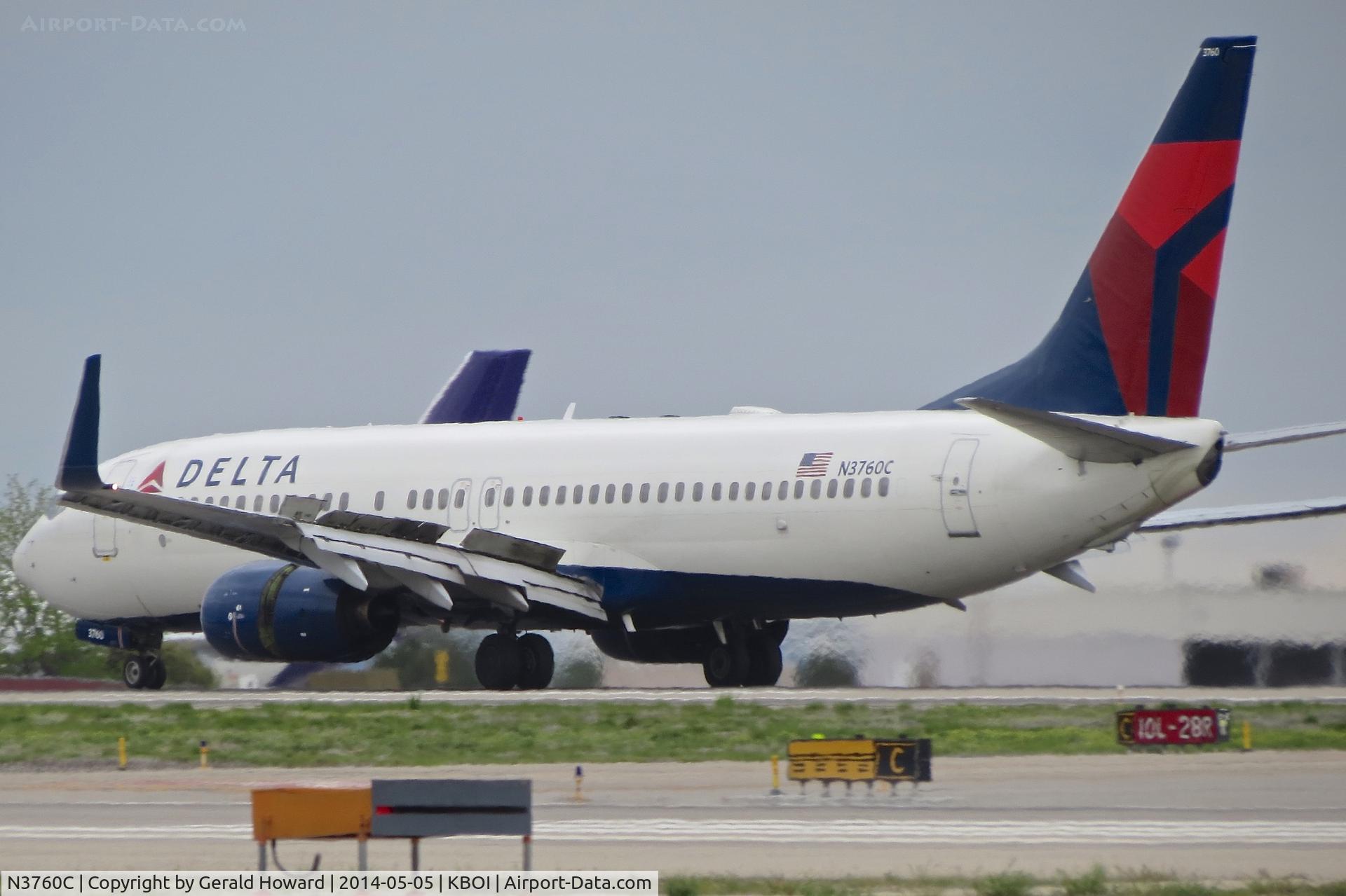 N3760C, 2001 Boeing 737-832 C/N 30816, Landing roll out on RWY 28R.