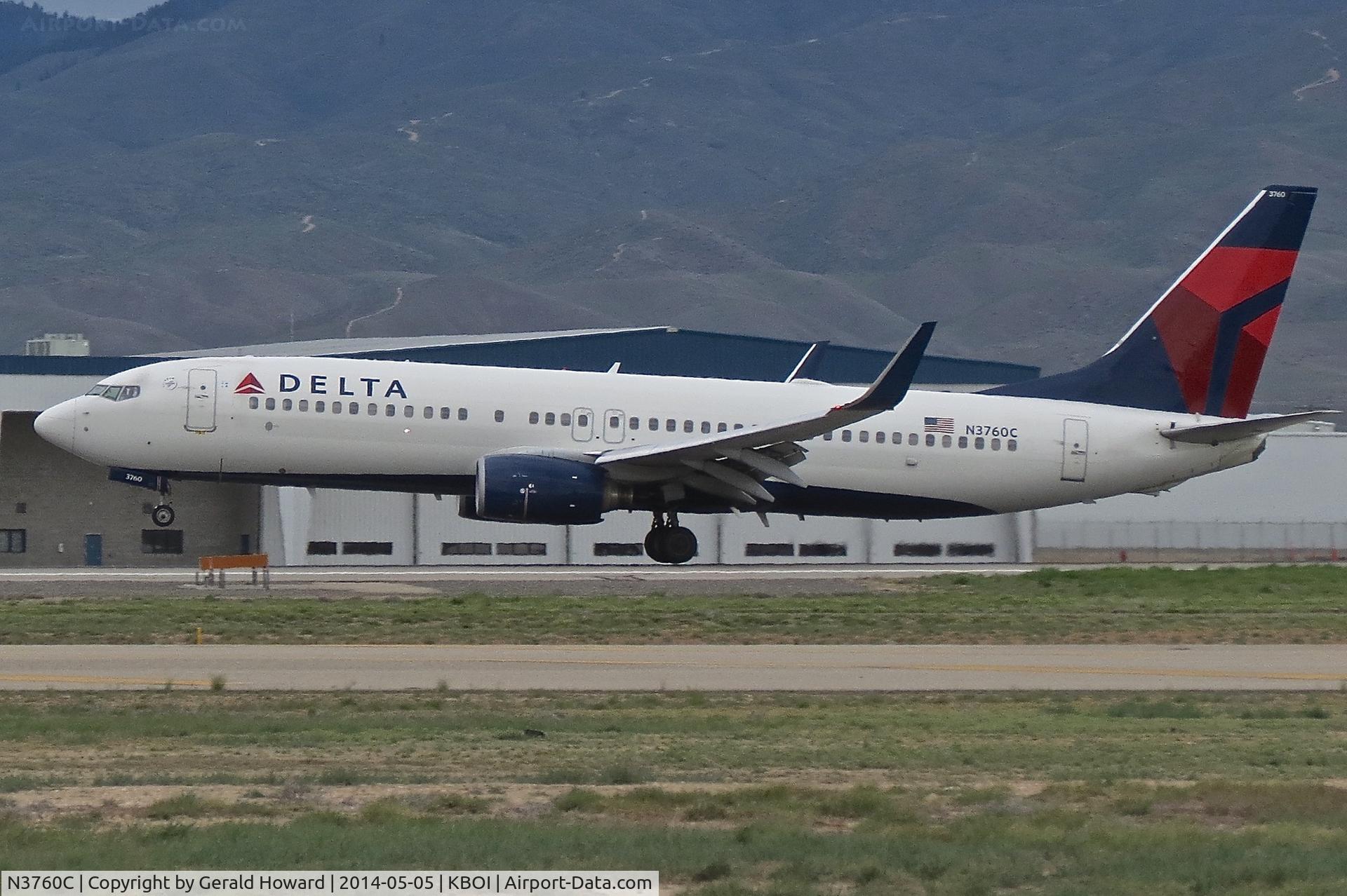 N3760C, 2001 Boeing 737-832 C/N 30816, Landing RWY 28R.