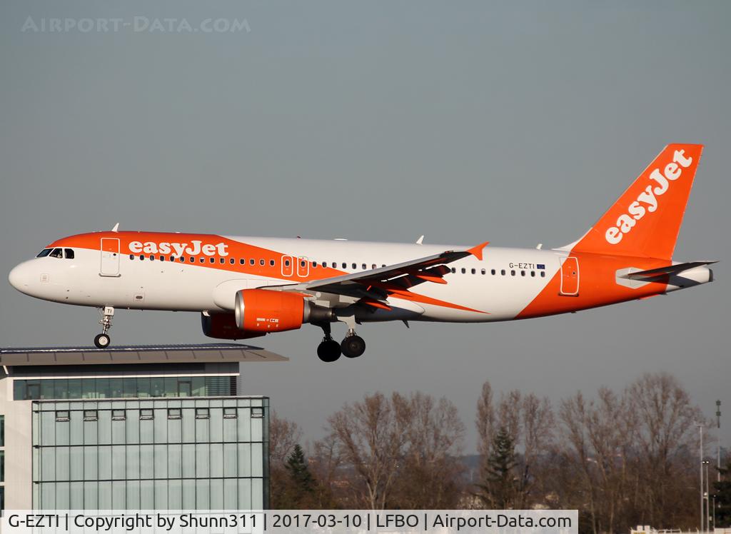 G-EZTI, 2009 Airbus A320-214 C/N 3975, Landing rwy 32R in new c/s