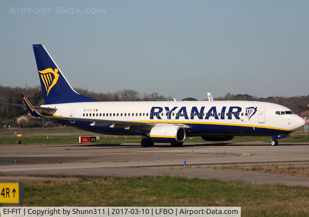 EI-FIT, 2015 Boeing 737-8AS C/N 44703, Taxiing to the Terminal...
