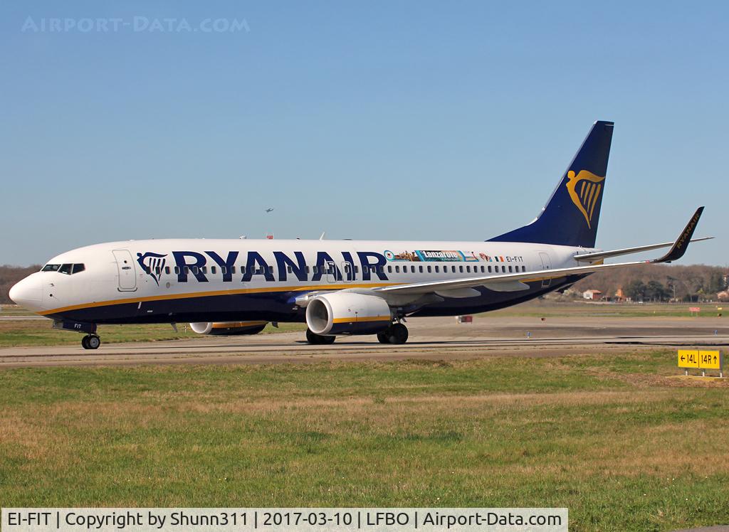 EI-FIT, 2015 Boeing 737-8AS C/N 44703, Taxiing to the Terminal... 'Visit Lanzarote' sticker only on left side.