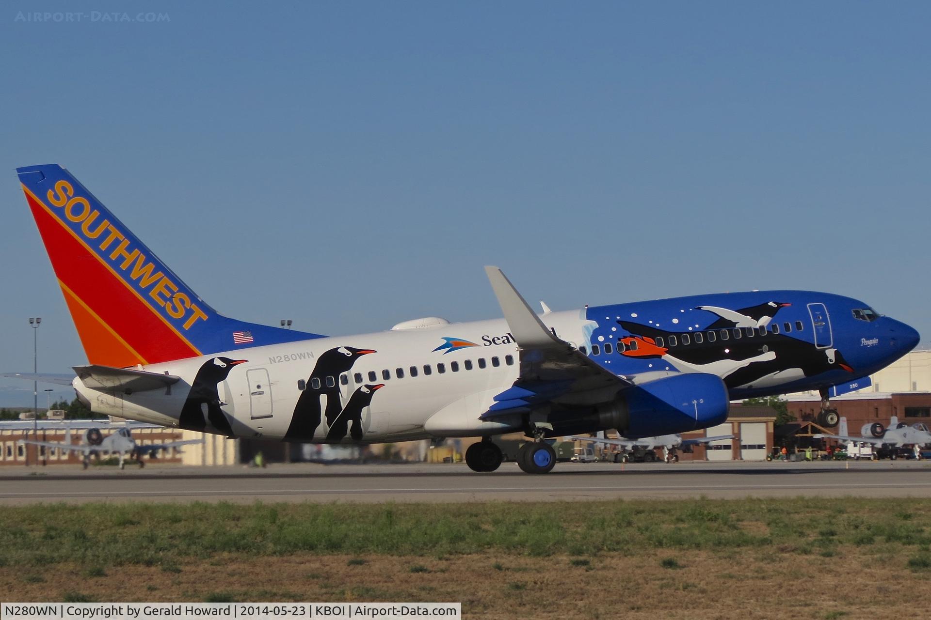 N280WN, 2007 Boeing 737-7H4 C/N 32533, Departing RWY 28L.