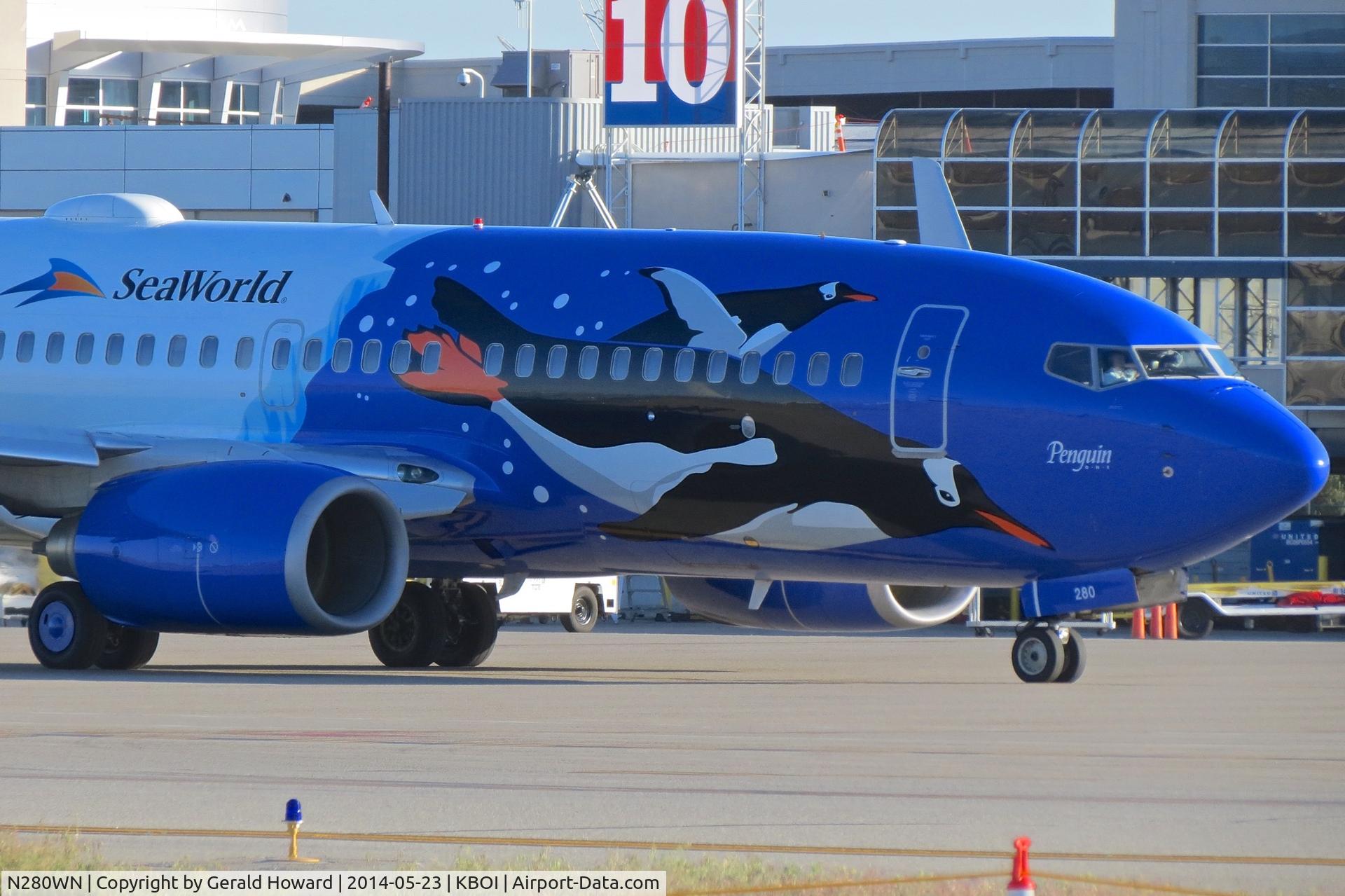 N280WN, 2007 Boeing 737-7H4 C/N 32533, Taxiing from the gate.