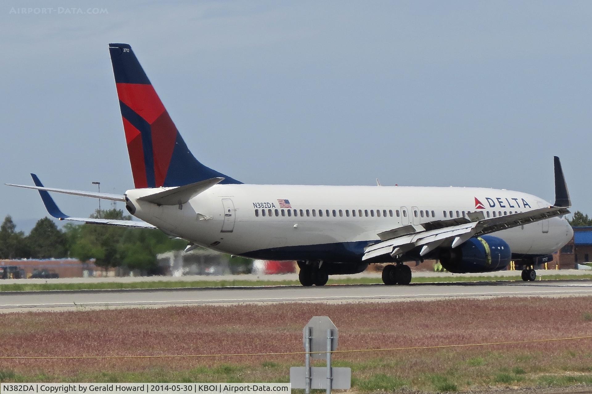 N382DA, 1999 Boeing 737-832 C/N 30345, Landing roll out on RWY 28L.