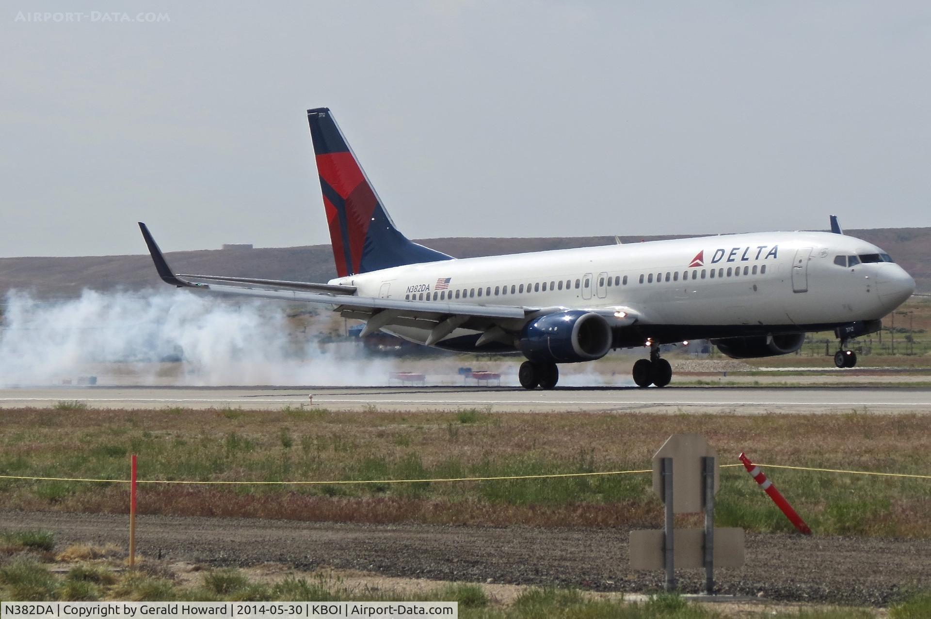 N382DA, 1999 Boeing 737-832 C/N 30345, Landing RWY 28L.