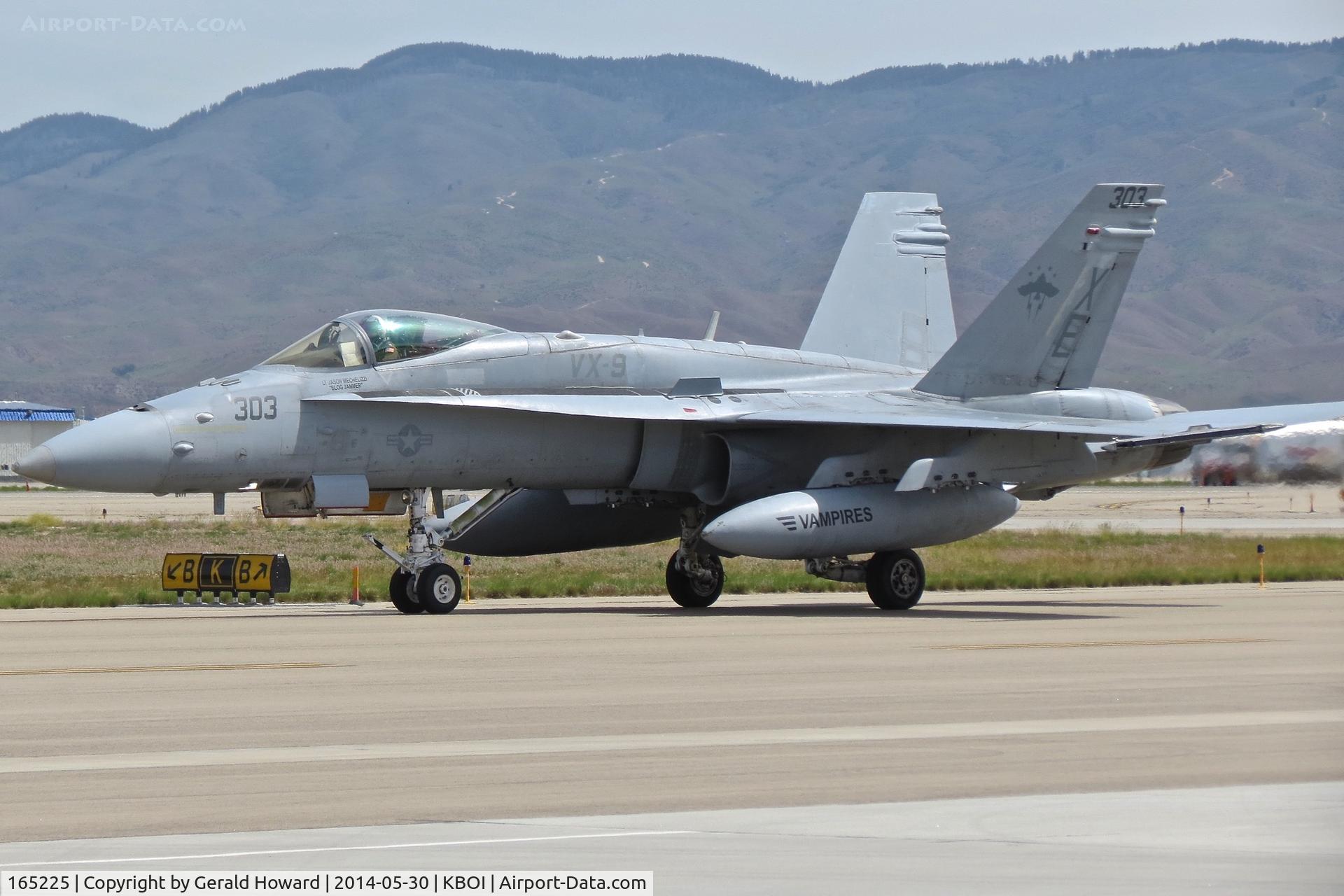 165225, McDonnell Douglas F/A-18C Hornet C/N 1412/C450, Taxiing onto the south GA ramp.  VX-9 Vampires, NAS China Lake, CA.