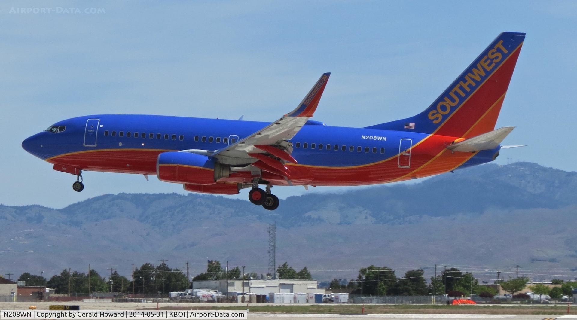 N208WN, 2005 Boeing 737-7H4 C/N 29856, Landing RWY 28L.