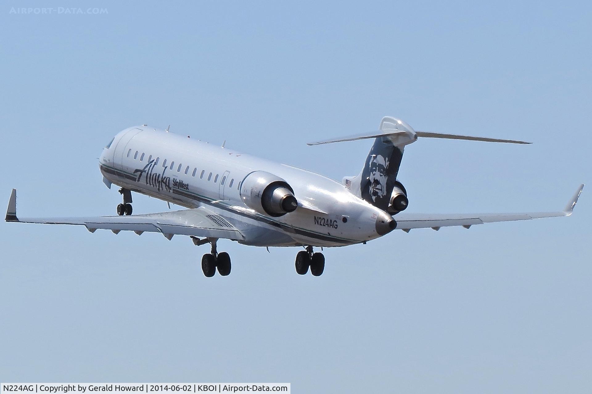 N224AG, 2001 Bombardier CRJ-701 (CL-600-2C10) Regional Jet C/N 10024, Departing BOI.