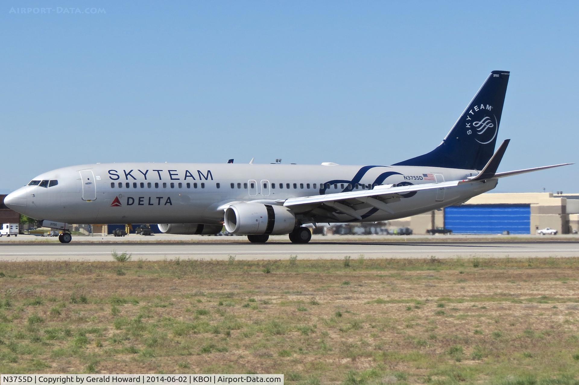 N3755D, 2001 Boeing 737-832 C/N 29627, Landing rollout on RWY 10R.