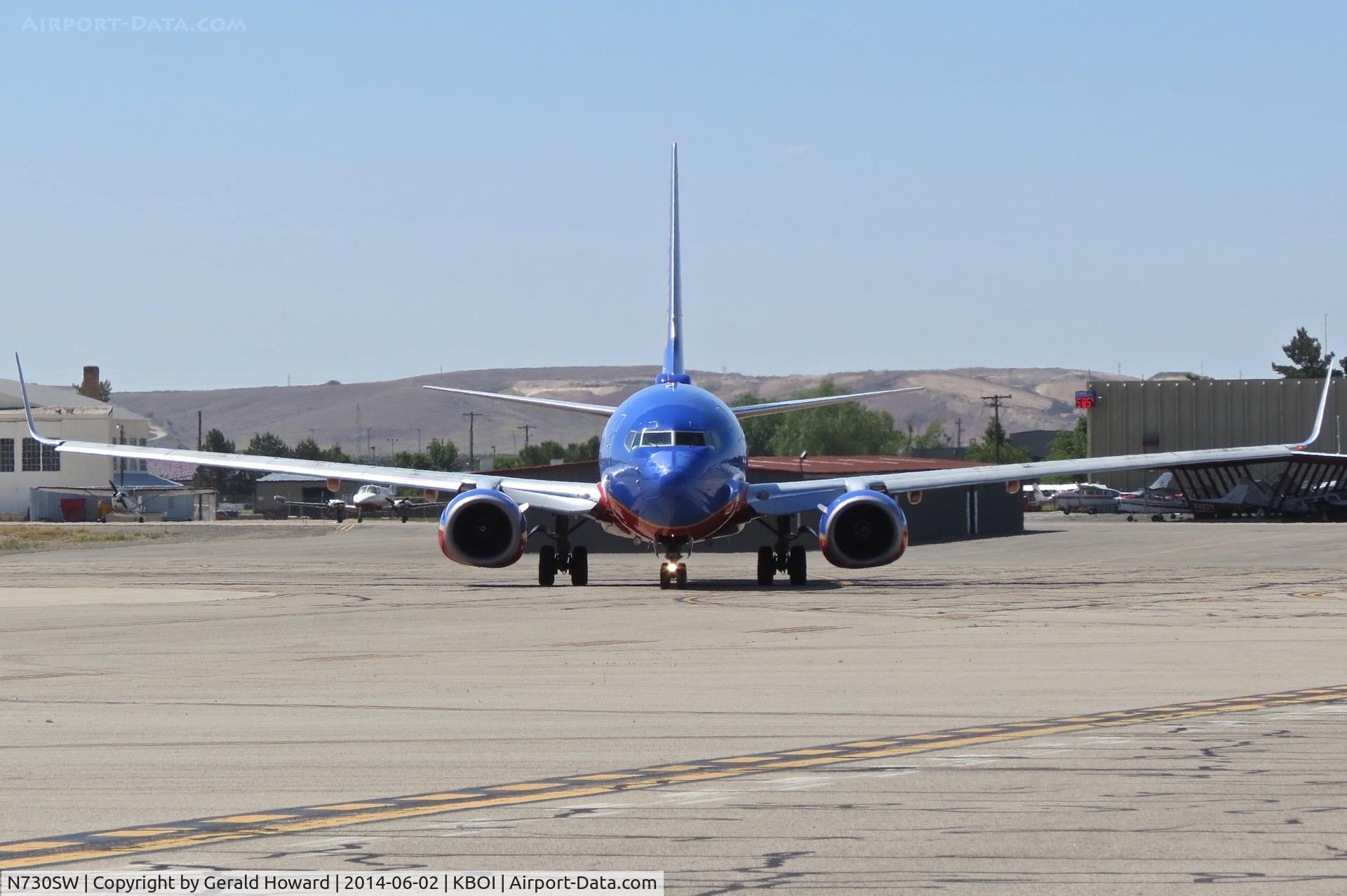 N730SW, 1999 Boeing 737-7H4 C/N 27862, Head on view.