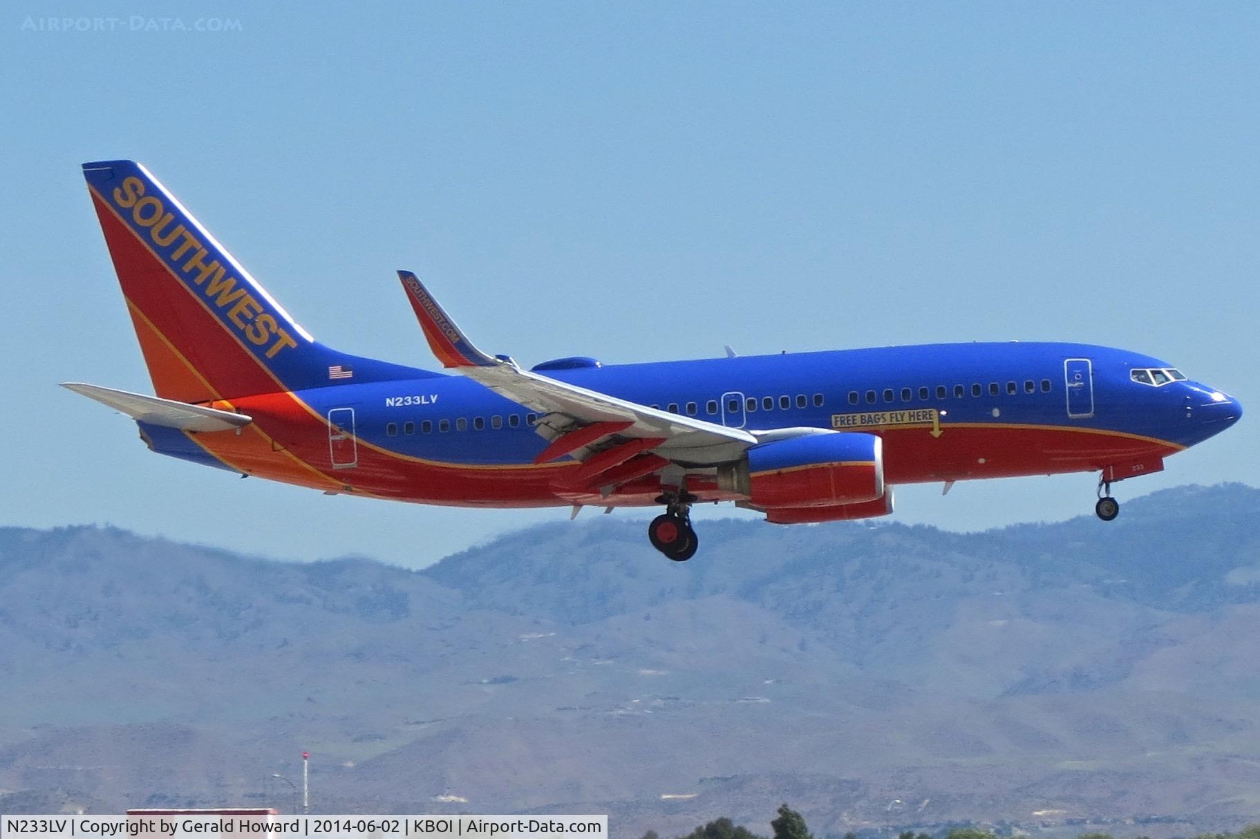 N233LV, 2006 Boeing 737-7H4 C/N 32501, Landing RWY 10R.