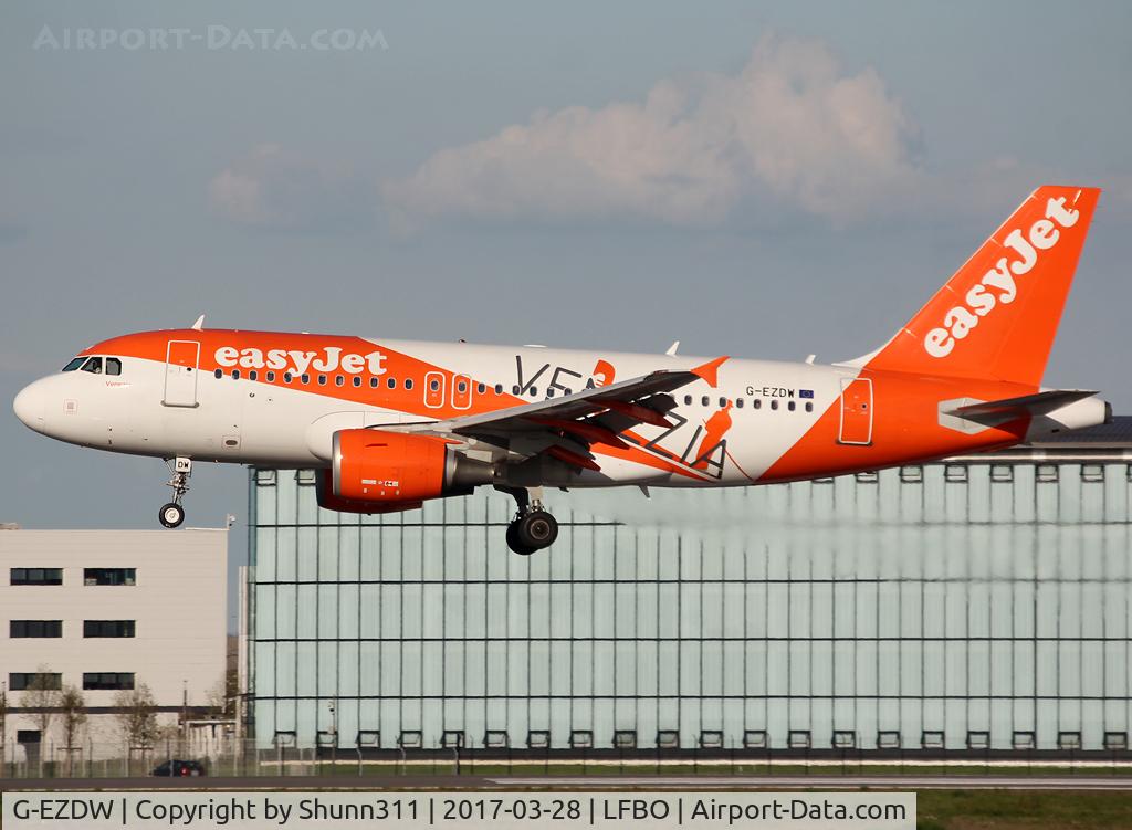 G-EZDW, 2008 Airbus A319-111 C/N 3746, Landing rwy 32R in Venezia c/s