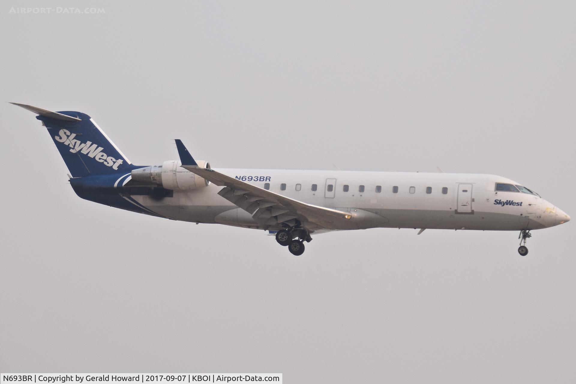 N693BR, 2003 Bombardier CRJ-200ER (CL-600-2B19) C/N 7761, Landing RWY 10R.