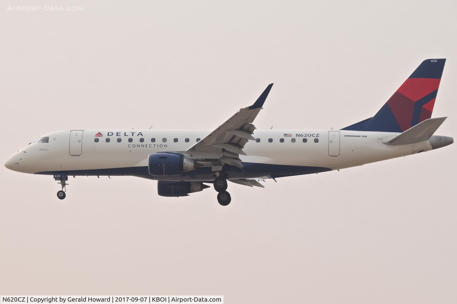 N620CZ, 2008 Embraer 175LR (ERJ-170-200LR) C/N 17000214, Landing RWY 10R.