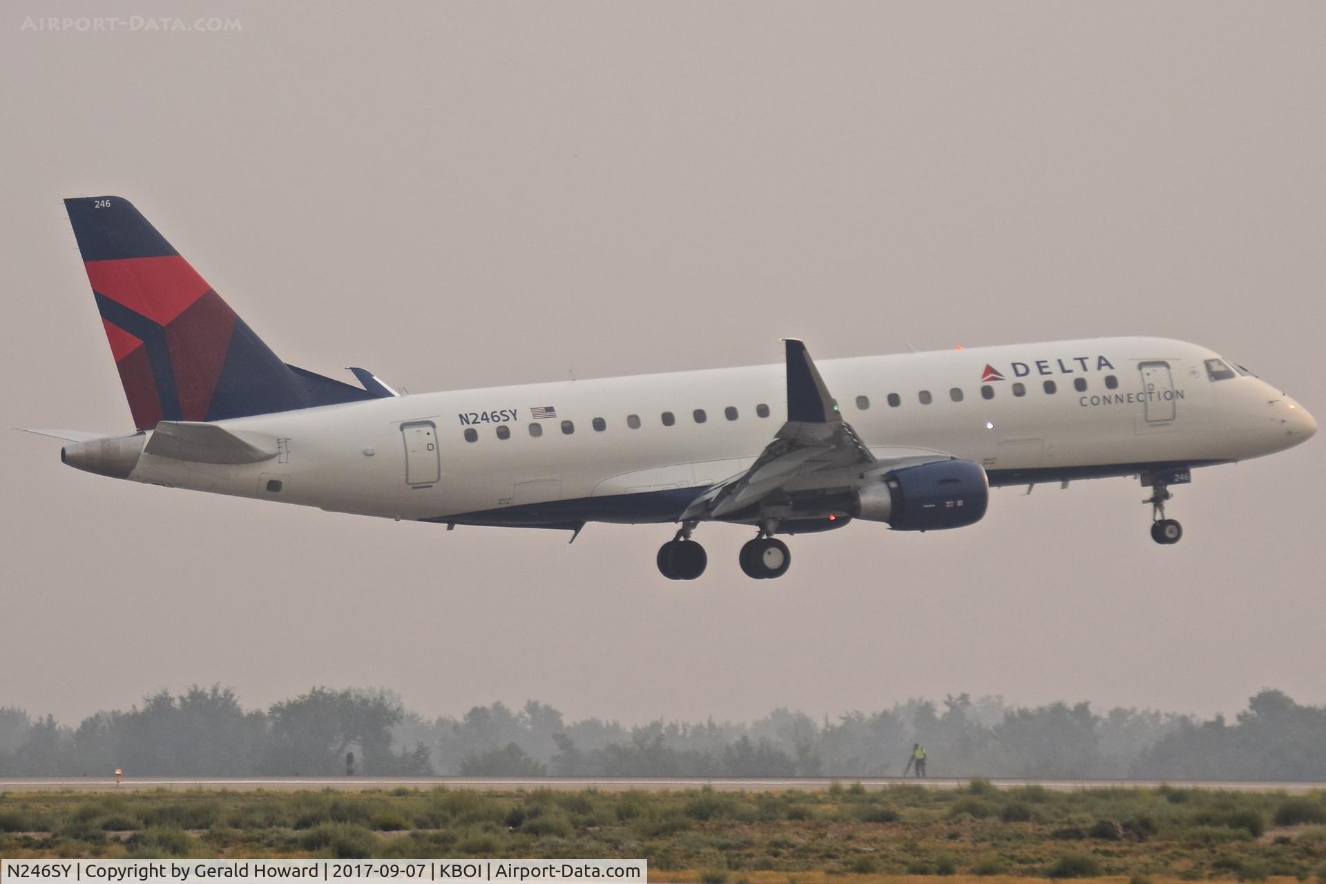 N246SY, 2016 Embraer 175LR (ERJ-170-200LR) C/N 17000607, Landing RWY 10R.