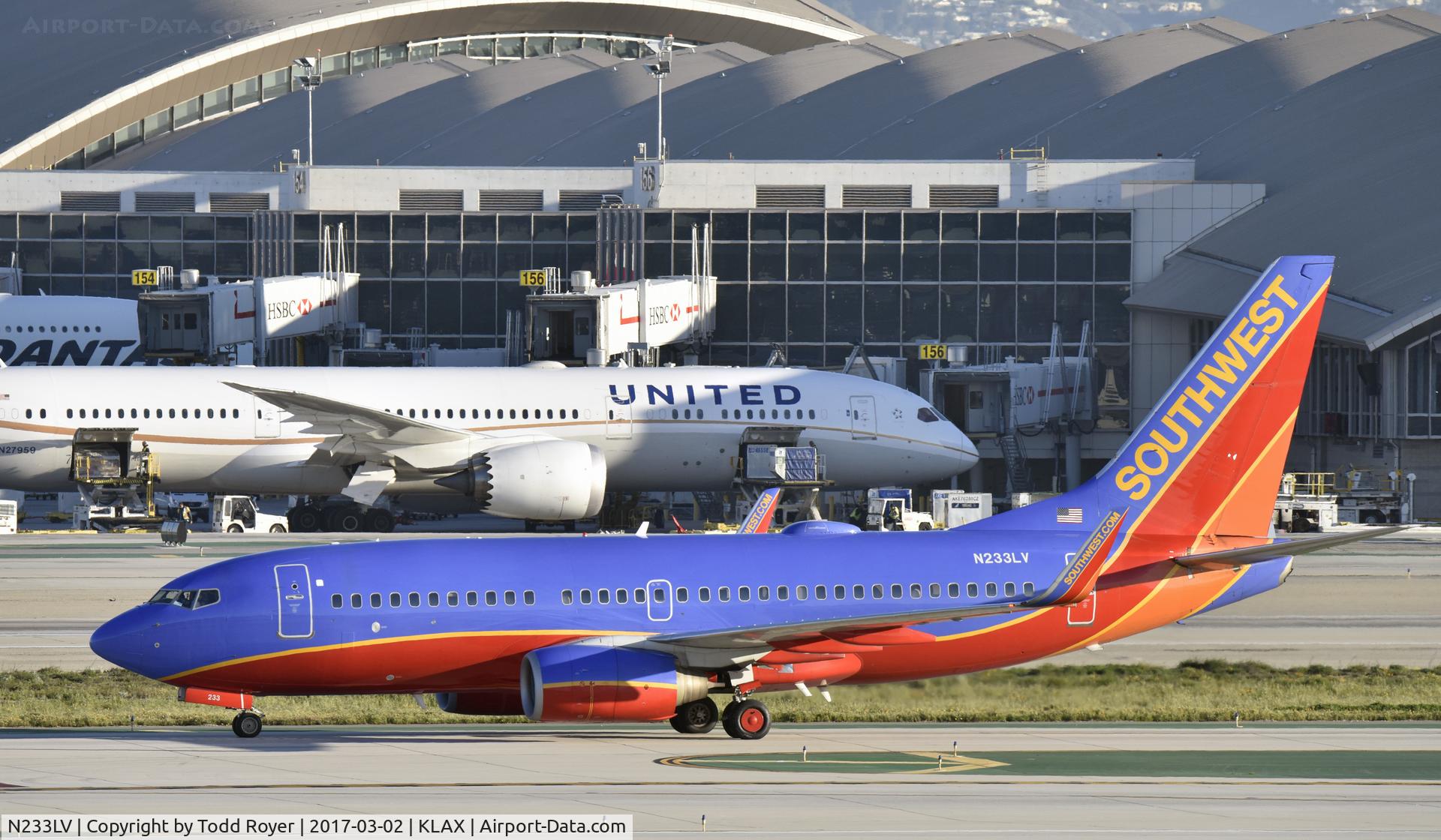 N233LV, 2006 Boeing 737-7H4 C/N 32501, Arrived at LAX on 25L