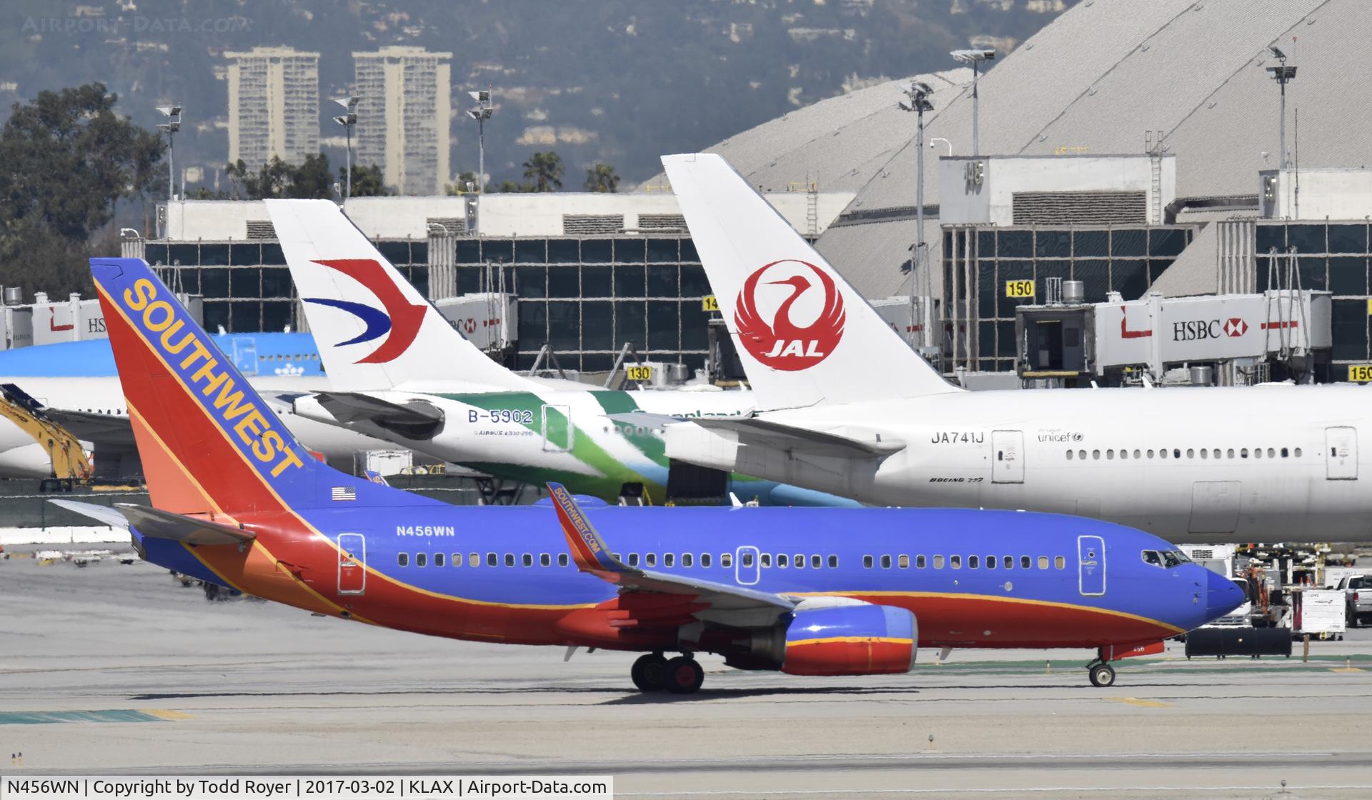 N456WN, 2004 Boeing 737-7H4 C/N 32463, Taxiing for departure at LAX