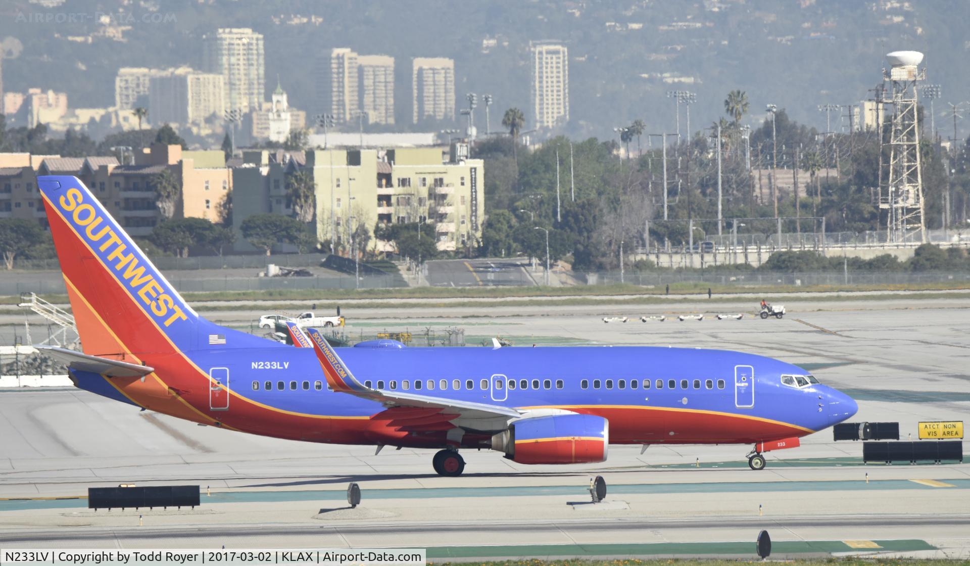 N233LV, 2006 Boeing 737-7H4 C/N 32501, Taxiing for departure at LAX